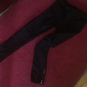 Black leggings. Zipper side.